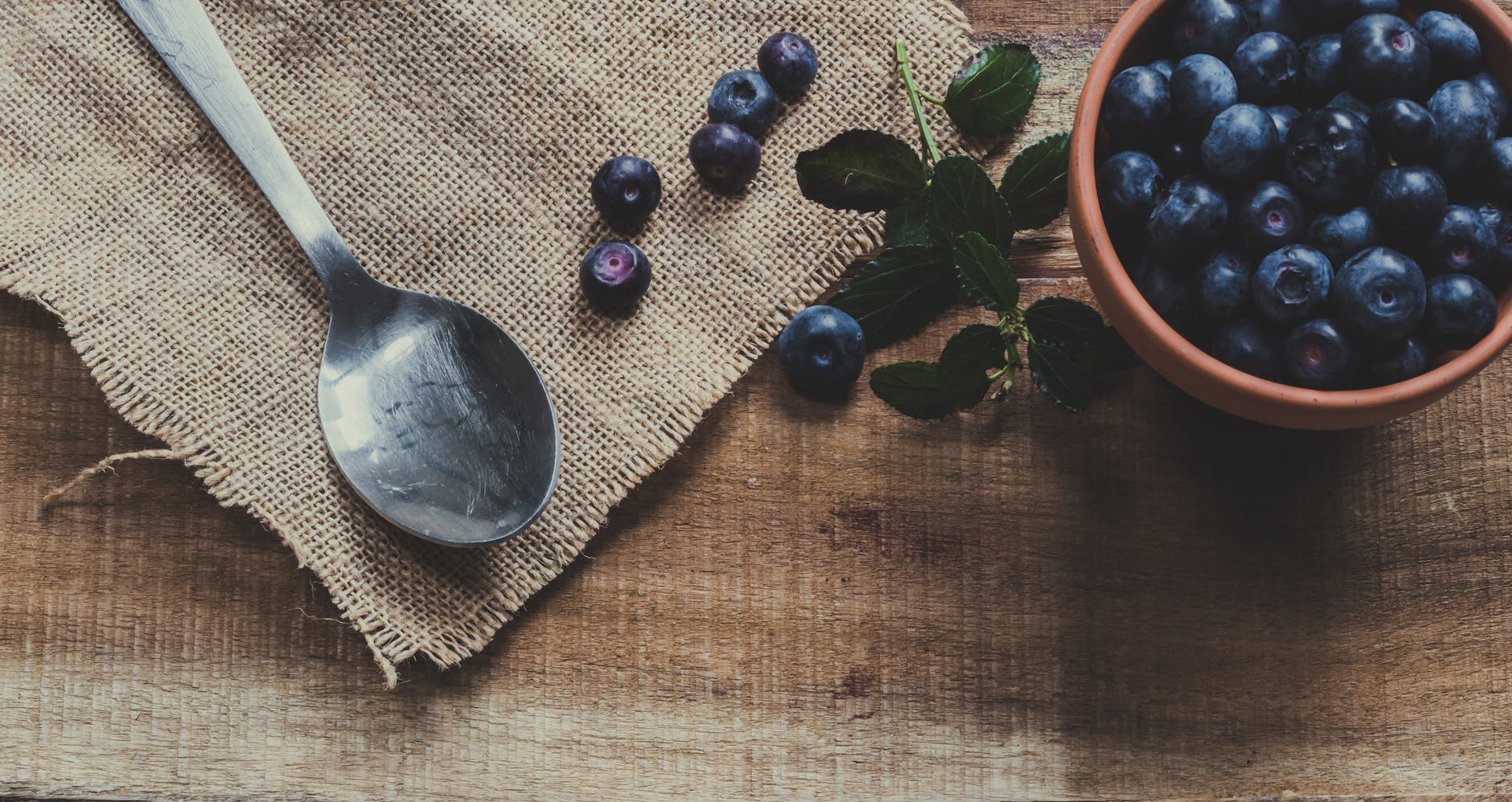 Blaubeeren Auf Becher Und Braune Oberfläche Nahe Löffel