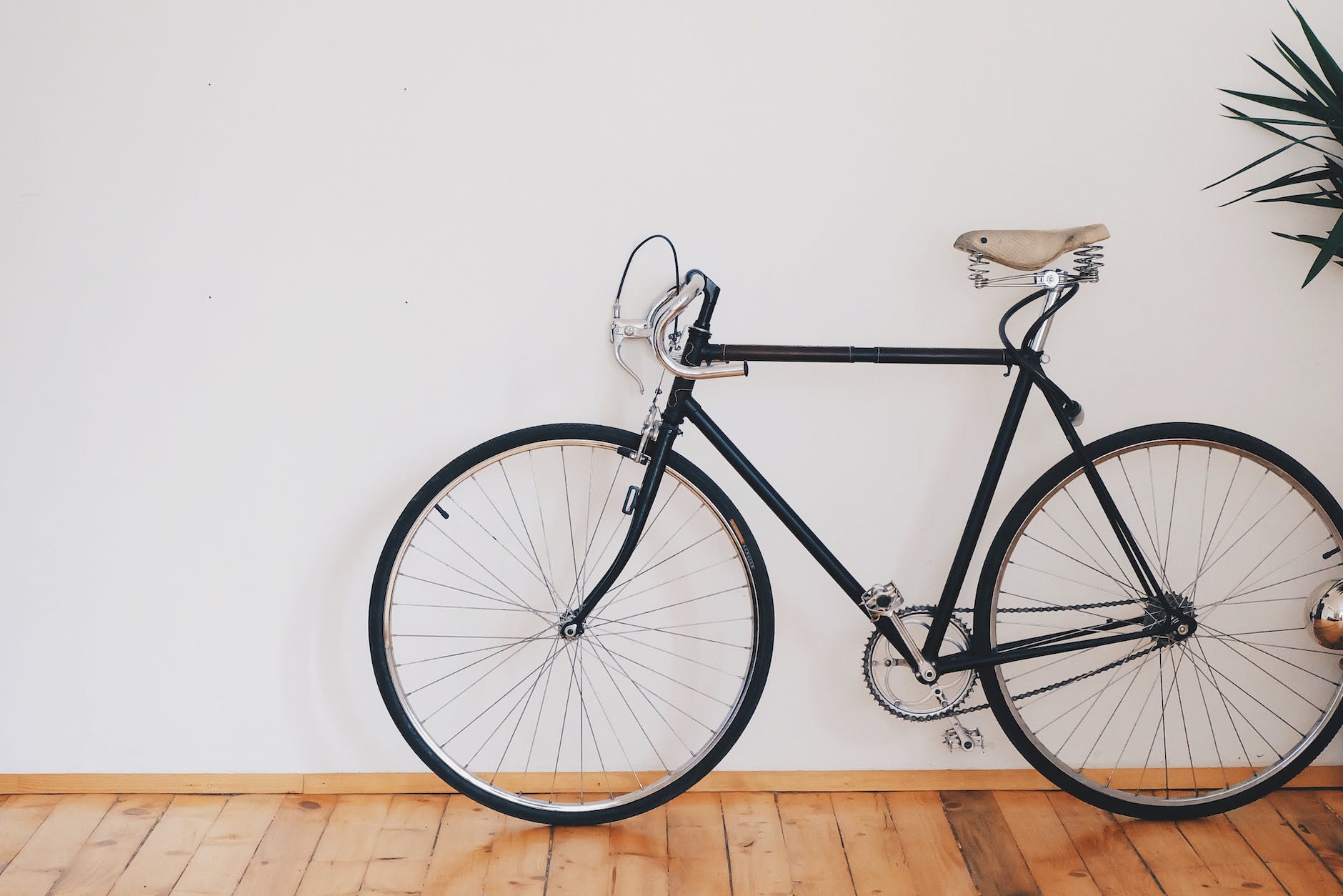 Schwarzes Fahrrad Mit Fester Ausrüstung Neben Der Wand