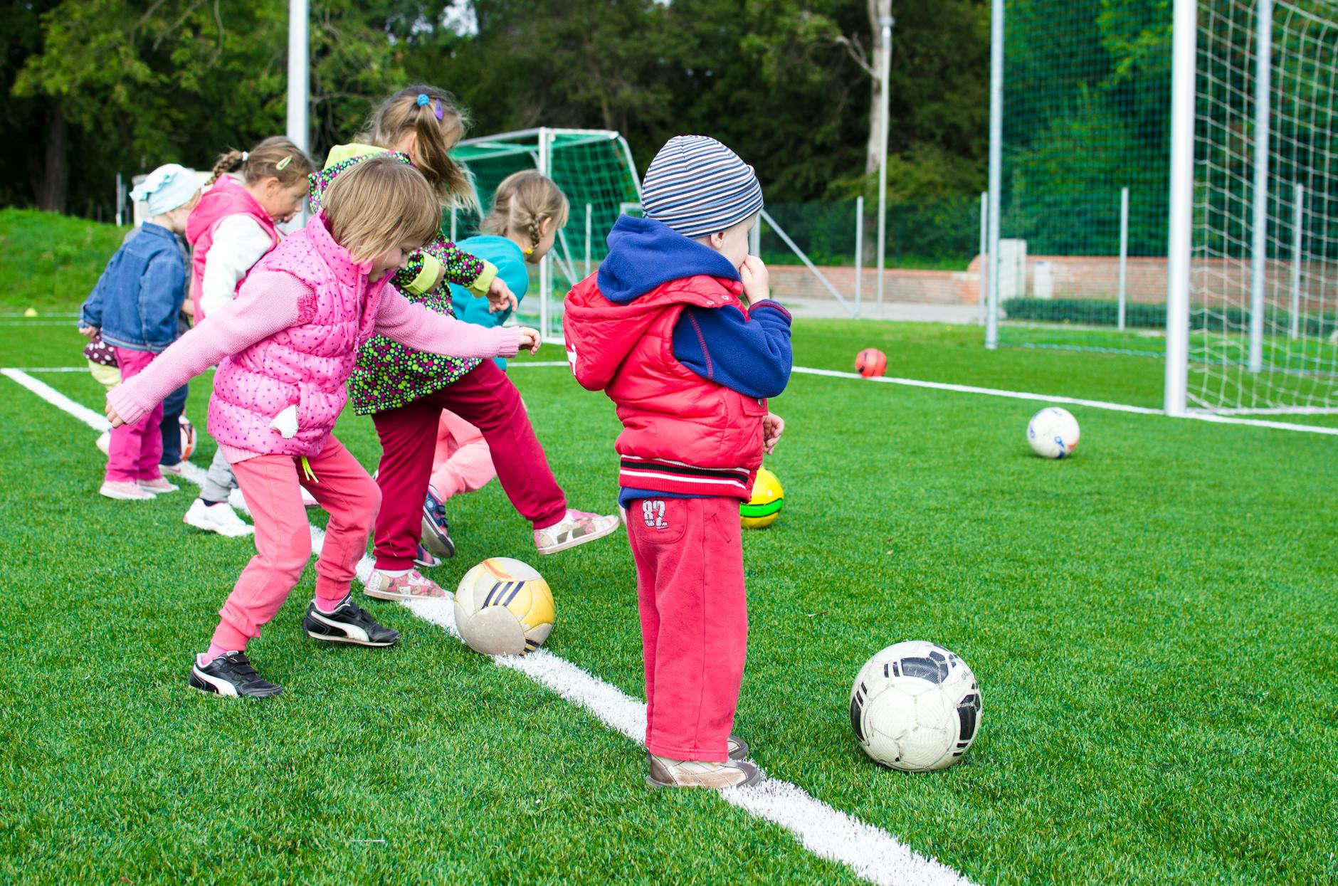 Kleinkind Spielt Fußball