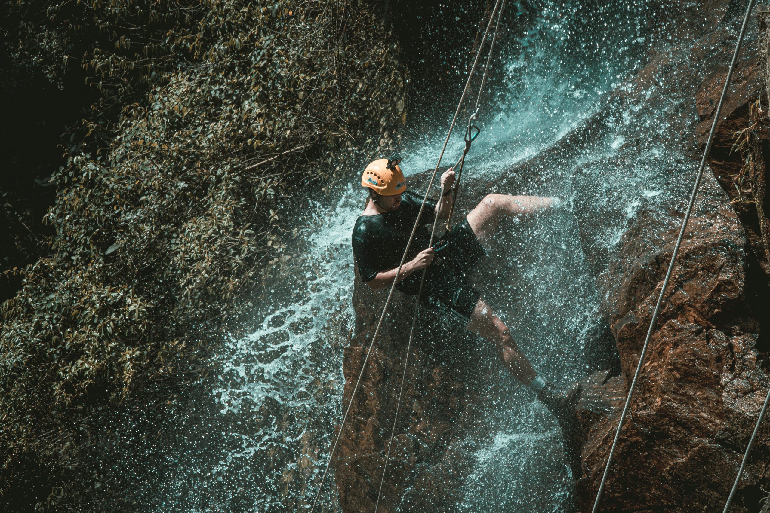 Den Wasserfall Hinunterklettern