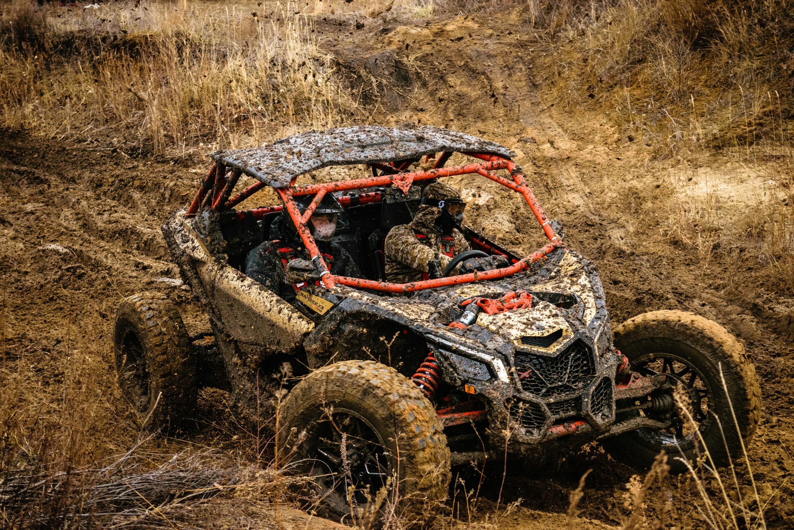 Dirtbuggy-Rennen durch schlammiges Gelände – ein Offroad-Abenteuer mit Nervenkitzel.