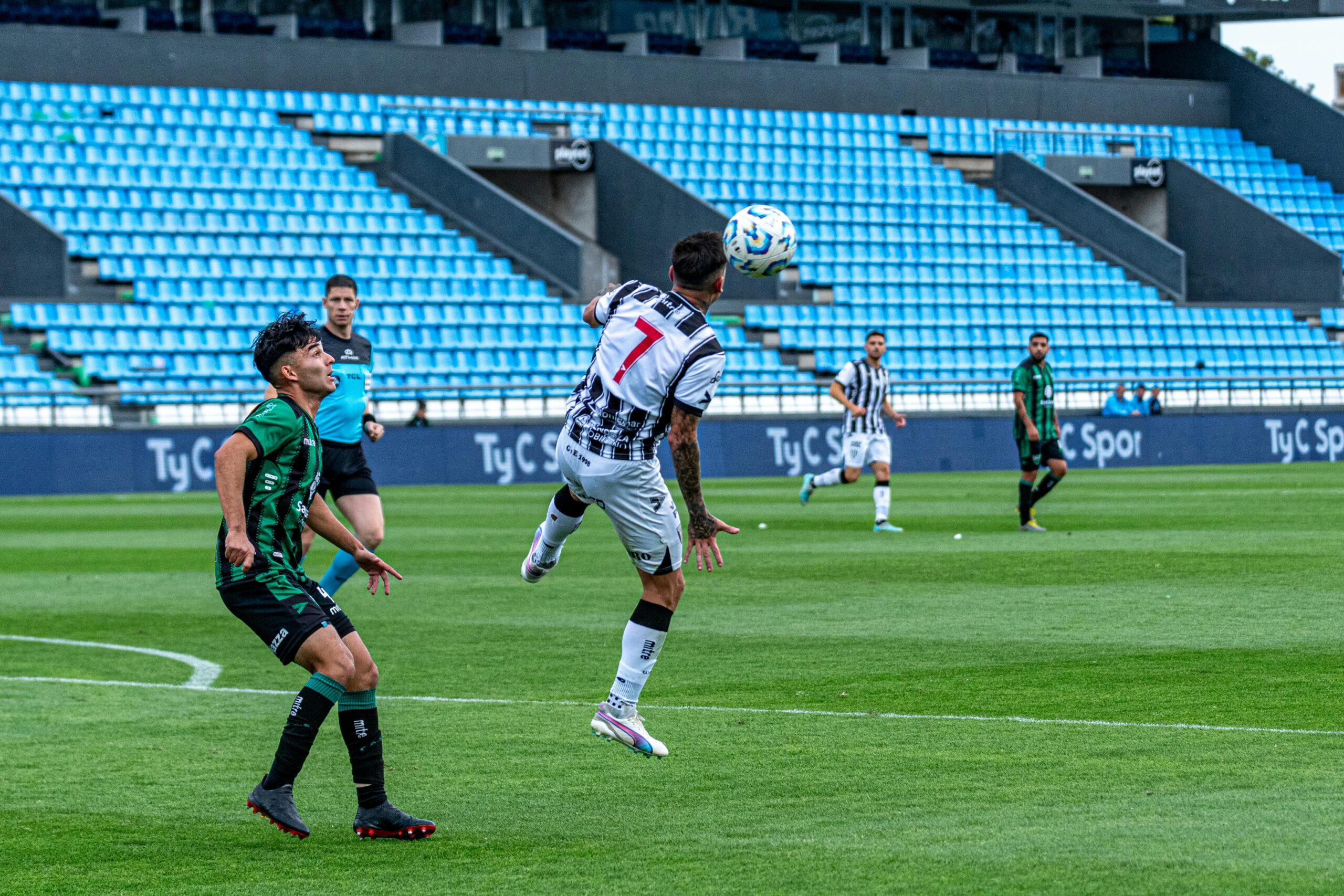 Actiongeladenes Fußballspiel mit Spielern, die in einem lebendigen Stadion gegeneinander antreten.