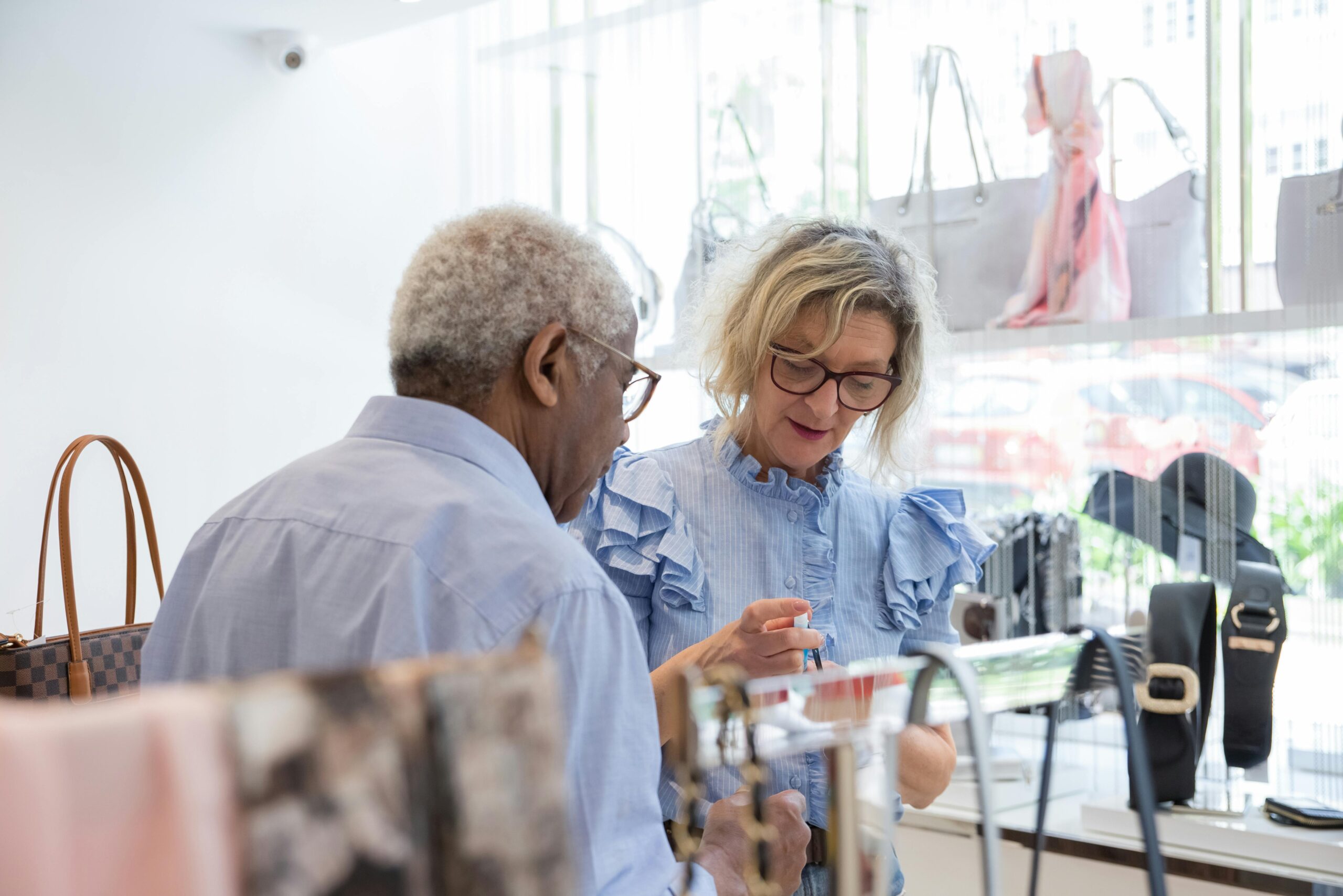 Kostenloses Stock Foto zu älterer erwachsener, beleuchtung, boutique